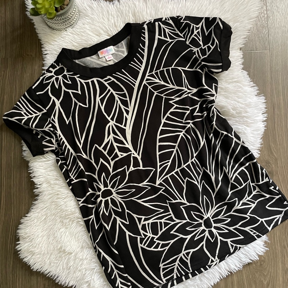 LuLaRoe Hawaiian T-Shirt 🖤